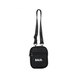 "Bolso BALR. U-series Small Classic de color negro con el logotipo de color blanco estampado en la parte frontal."