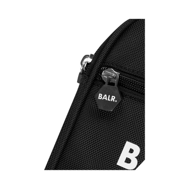 "Bolso BALR. U-series Small Classic de color negro con el logotipo de color blanco estampado en la parte frontal."