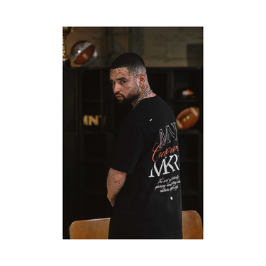 "Camiseta Money Makers Culturewise de color negro con estampado de letras en la parte de atrás."