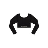 "Crop top negro de manga larga con diseño minimalista, cuello redondo, espalda descubierta y detalle de logo en la parte inferior del frente"