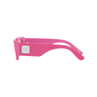 "Gafas Dolce & Gabbana con una forma rectangular y un marco de color rosa brillante. Las lentes también son de color rosa. El diseño es audaz y llamativo."