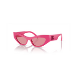 "Gafas Dolce & Gabbana de estilo 'ojo de gato' de color rosa con lentes tintadas. La montura es de un vibrante color rosa, y las lentes tienen un tinte rosado. Este diseño combina una forma clásica con un toque moderno y colorido."