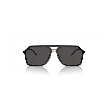 "Gafas Dolce & Gabanna con un diseño moderno y estilizado. Las gafas tienen una montura negra de forma geométrica con lentes oscuras. Las patillas de las gafas son de color dorado, añadiendo un toque de elegancia al diseño general. El puente de las gafas tiene un diseño único de doble barra, lo que contribuye a la estética contemporánea."