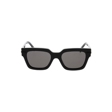 "Gafas Fendi con un marco rectangular. Las gafas tienen lentes oscuras y brazos gruesos. El nombre de la marca 'FENDI' está grabado en el costado de los brazos. El diseño es elegante y moderno."