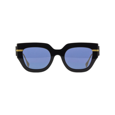 "Gafas Fendi con un marco negro y lentes tintados de azul. Las patillas de las gafas son negras con el nombre de la marca 'FENDI' claramente visible en letras recortadas. Las bisagras y los extremos de las patillas son de color dorado, lo que añade un detalle contrastante al diseño."