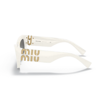 "Gafas MIU MIU con montura de acetato blanco, diseño rectangular y lentes de sol de tonalidad oscura. Destacan los detalles del logo Miu Miu en dorado en las patillas."