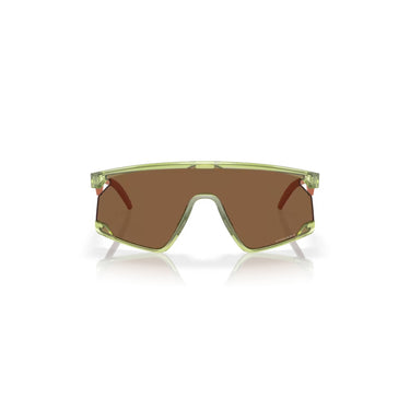 "Gafas de sol con montura verde transparente y lentes marrones: Diseñadas para el deporte, ofrecen protección y estilo."