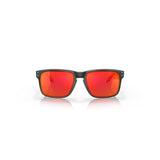 "gafas de sol con montura negra y lentes espejadas en color rojo. Las gafas tienen un diseño moderno y rectangular, con dos pequeños remaches metálicos a cada lado del marco cerca de las bisagras."