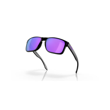 "Gafas Oakley Holbrook con montura negro mate y lentes que contrastan perfectamente, de color prizm violet."