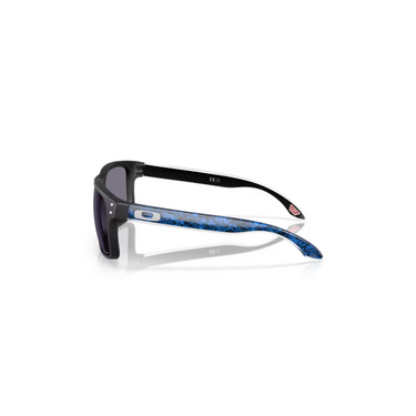 "Gafas Oakley Holbrook con montura negro mate con detalles azules en las varillas, y lentes de color prizm grey."