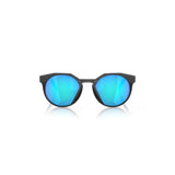 "gafas de sol con lentes redondeadas de color azul reflectante. El marco es de color negro con detalles en azul en las patillas, que tienen un diseño ondulado. En una de las patillas se puede ver el logotipo de la marca Oakley"