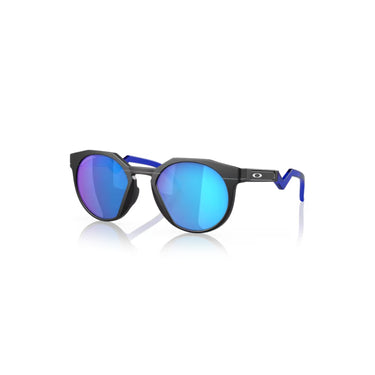 "gafas de sol con lentes espejadas en tonos azules y morados. El marco es negro y las patillas tienen un diseño único con una curva en la parte final, además de detalles en azul. El logotipo de Oakley está presente en una de las patillas."