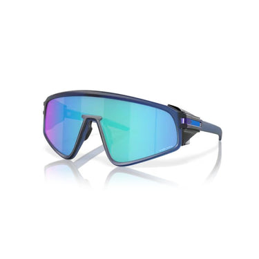 "Gafas de sol deportivas con montura azul oscuro, lentes grandes efecto espejo azul, reflejos verdes y morados, con detalles en negro y logotipo lateral."