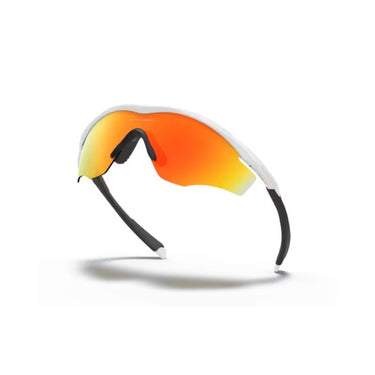 "Gafas de sol deportivas con lentes de color naranja y amarillo, montura blanca con detalles negros."