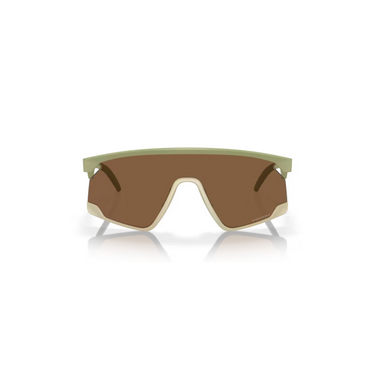 "Gafas Oakley con montura prizm bronze claro y lentes marrones. Perfectas para actividades al aire libre con estilo."