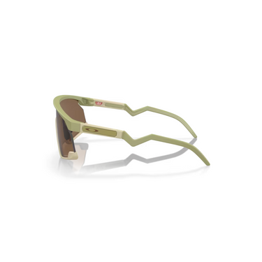 "Gafas Oakley con montura prizm bronze claro y lentes marrones. Perfectas para actividades al aire libre con estilo."