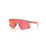 "Gafas Oakley con montura gris y acentos naranjas, ideales para un rendimiento superior al aire libre. Lentes tintadas en rojo reflectante para máxima protección UV."