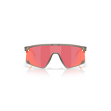 "Gafas Oakley con montura gris y acentos naranjas, ideales para un rendimiento superior al aire libre. Lentes tintadas en rojo reflectante para máxima protección UV."