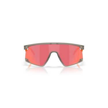 "Gafas Oakley con montura gris y acentos naranjas, ideales para un rendimiento superior al aire libre. Lentes tintadas en rojo reflectante para máxima protección UV."