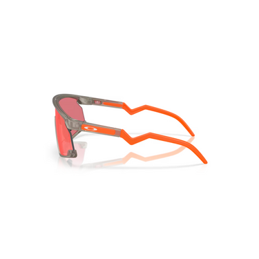 "Gafas Oakley con montura gris y acentos naranjas, ideales para un rendimiento superior al aire libre. Lentes tintadas en rojo reflectante para máxima protección UV."