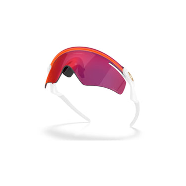 "Lentes de sol con una lente rosa continua y una montura blanca con detalles en naranja y dorado, diseñadas para actividades al aire libre."