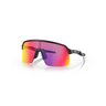 "Gafas Oakley Sutro S con montura de color negro mate y lentes prizm road."