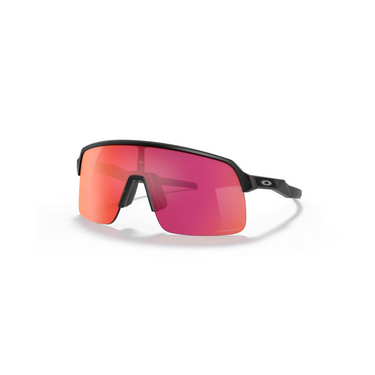 "Gafas Oakley Sutro Lite con montura de color negro mate y lentes de color prizm field."