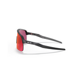 "Gafas Oakley Sutro Lite con montura de color negro mate y lentes de color prizm field."