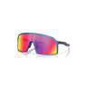 "Gafas Oakley Sutro con lentes de diversos tonos de colores y montura de color azul mate."