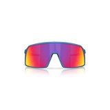 "Gafas Oakley Sutro con lentes de diversos tonos de colores y montura de color azul mate."