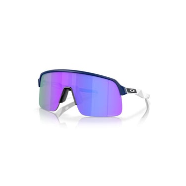 "Gafas de sol deportivas con lentes de color morado y montura bicolor azul y blanca: Perfectas para un look deportivo y moderno, ofreciendo protección y estilo en tus actividades al aire libre."