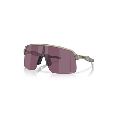 Gafas de sol deportivas con lentes de color púrpura y montura transparente: Diseñadas para actividades al aire libre, combinan estilo y protección UV.

