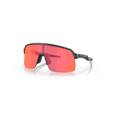 "Gafas de sol deportivas con lentes espejadas rojas y montura negra resistente: Perfectas para actividades al aire libre, brindan protección y un look moderno."