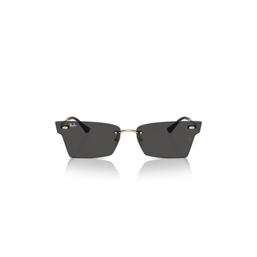 "Gafas Ray-Ban de diseño angular. La combinación de dorado y negro crea un contraste sofisticado."