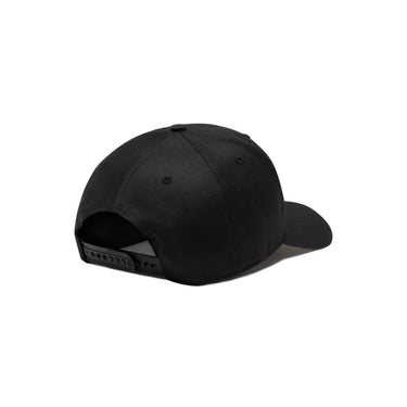 "gorra en color negro en la parte de atras"