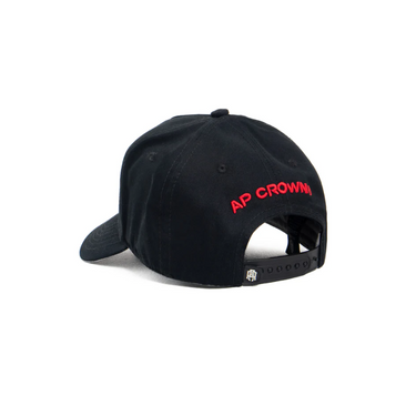 "Gorra Ap Crown Vene de color negro y estampado en la parte delantera de color gris y rojo"