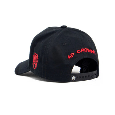 "Gorra negra con un diseño ajustable con una correa de plástico en la parte trasera, lo que permite adaptarla a diferentes tamaños. En la parte posterior, se destaca el bordado en rojo con la inscripción "Ap Crown", añadiendo un toque de color y estilo"