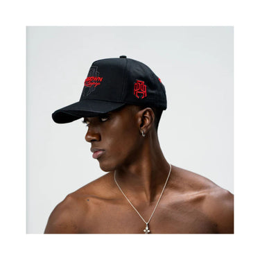 "Gorra negra con visera curva, que presenta un bordado rojo que dice "Ap Crown" en la parte frontal y logotipo en la parte lateral" 