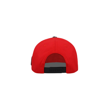 "Gorra Clemont Lerici de color rojo con detalles de color negro"