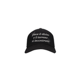 "Gorra Clemont Marte Negro con texto y estrellas en la parte frontal de color blanco"