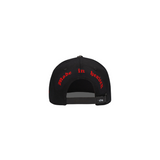 "Gorra Clemont Nettuno Negro con estampado de insecto y texto de color rojo en la parte frontal."