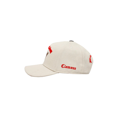 "Gorra Clemont Nettuno Nude con estampado de insecto y texto rojo en la parte frontal"