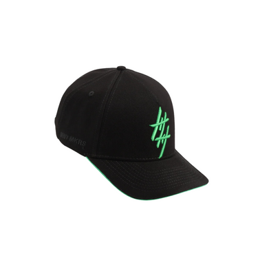 "Gorra MONEY MAKERS de color negro con estampado en la parte frontal de color verde."