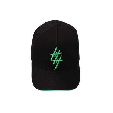 "Gorra MONEY MAKERS de color negro con estampado en la parte frontal de color verde."