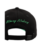 "Gorra MONEY MAKERS de color negro con estampado en la parte frontal de color verde."