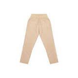 "Pantalón Ap Crown Raised de color beige con el logotipo de la marca estampado en la parte frontal."