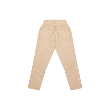 "Pantalón Ap Crown Raised de color beige con el logotipo de la marca estampado en la parte frontal."