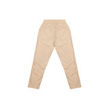 "Pantalón Ap Crown Raised de color beige con el logotipo de la marca estampado en la parte frontal."