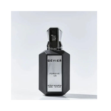 "perfume devier color con envase color negro y plateada y tapa color plateado "