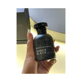 "perfume blackoud amber color negro y detalles blancas y caja negra"